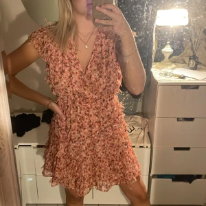 Zara klänning - Zara klänning i storlek M med väldigt fina detaljer 