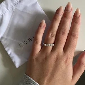 Pärl ring Edblad nyskick - Säljer nu min helt oanvända ring med pärlor och diamanter på från Edblad. Lapp, påse och förpackning finns kvar! Köpt för 399kr på Edblads hemsida.