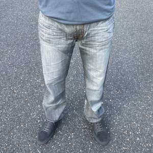 Fräscha jeans skick 7/10 Använda med omsorg och inga märkbara defekter 501 Loose fit