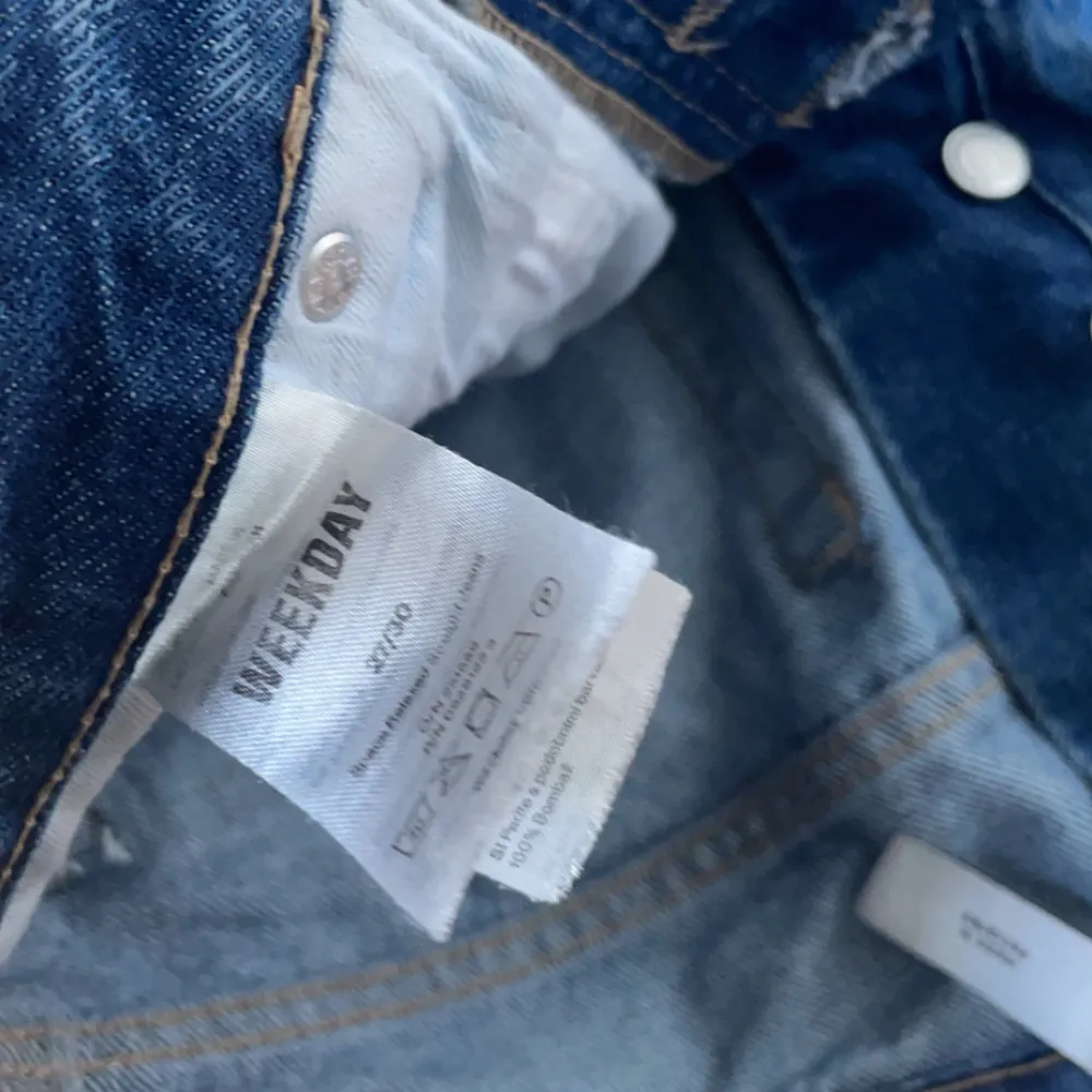 Säljer dessa weekday space jeans i ett mycket bra skick. Knappt använda. Ny pris 600. Jeans & Byxor.
