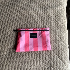 Victoria secret necessär - rymlig slutsåld necessär från VS som inte produceras längre. materialet tål vatten. Använd ej köp nu