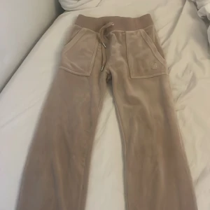 Beiga juicy byxor  - storlek xxs men passar också som xs, bara några månader gamla och är i bra skick. Ordinarie pris 1099kr