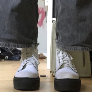 Vita platå skor - Säljer dessa vita tygskor med svart platå i storlek 39. Köpta på asos. Skriv för mer bilder. Köpare står för frakt. ❤️