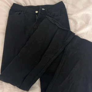 Lågmidjade jeans - Ett par lågmidjade jeans från HM. Tyvärr för stora. 299, ny pris 