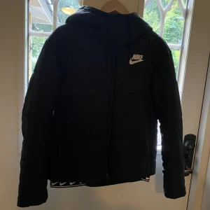 Nike jacka - Vinter Nike jacka i strl M. Köpt på plick, den var för liten så jag har inte använt den. Skicket är väldigt bra så och förra ägaren har inte använt den mycket!