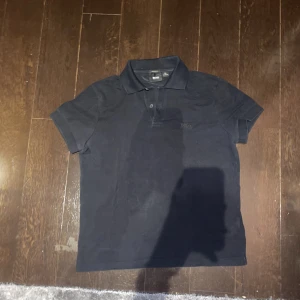 Hugo Boss Piké - Använd sparsamt. Inga hål eller fläckar. Nypris 1189 kr.
