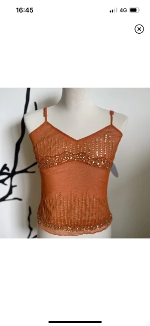 Orange mesh topp - Jätte fin orange fest topp, köpt på Plick för 200kr men inte använd på grund att den är lite för stor tyvärr:( banden är justerbara och inga defekter förekommer! Dm för fler frågor (Bilderna är tagna från förra säljaren)🩷