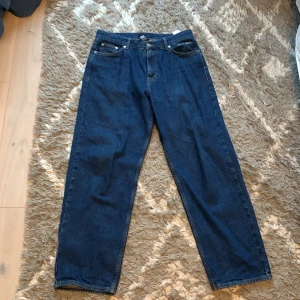 Sweet sktbs jeans  - Jeans från sweet sktbs, big skate, baggy passform, stl small men sitter som en herr 32a  kom med bud