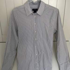 En GANT skjorta i storlek M. Knappt använd så bra skick på skjortan :)