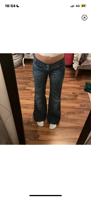 Lågmidjade jeans - (Lånade bilder) super fina jeans som tyvärr är försmå för mig så måste då sälja:( Dom är lågmidjade och bootcut🌟💗