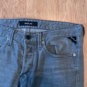 Replay jeans - Säljer ett par riktigt fina replay jeans pågrund av att de inte passar mig längre, det är strl 33 i midjan och 32 i längden. De är i mycket fint skick och helt utan defekter. Pris kan diskuteras