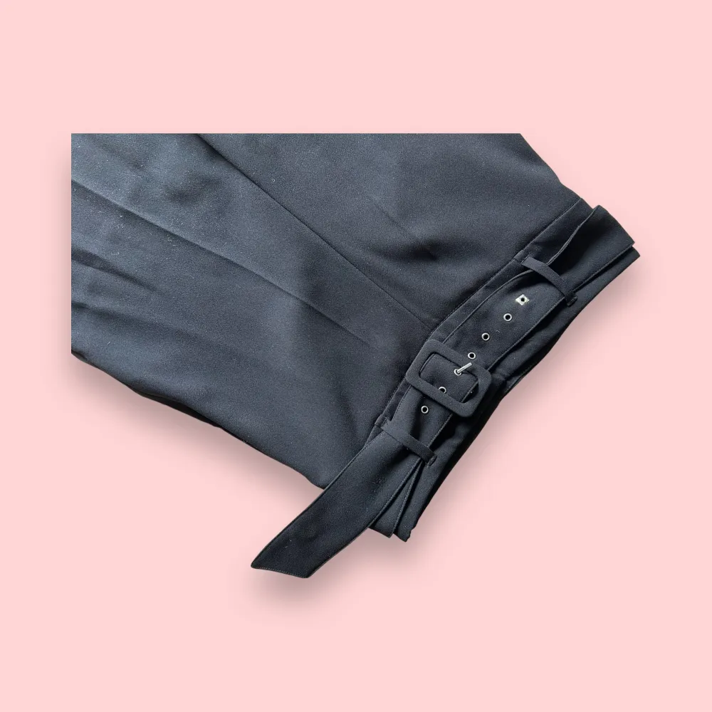 Svarta högmidjade byxor med matchande bälte (går att ta av). Byxorna är i storlek S och i nyskick. Du kan använda KÖP NU 🫶🧚. Jeans & Byxor.