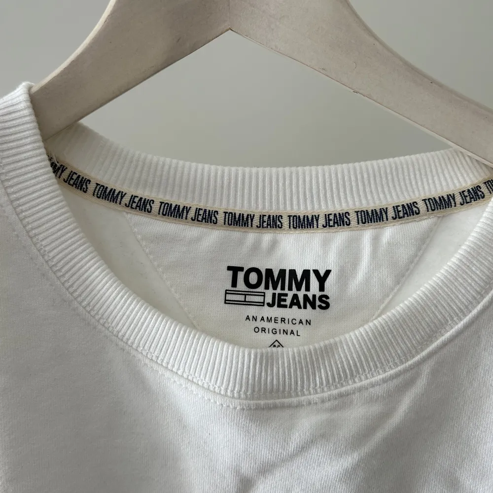 Sweatshirt med tryck både bak och fram (första bilden är på baksidan) från Tommy Hilfiger i storlek M. Har bara använts en gång. Använd gärna KÖP NU 🫶🧚. Hoodies.