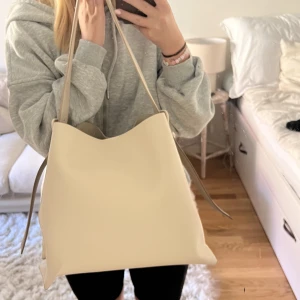 Väska  - Fin väska från Mango i ljusbeige. Väldigt sällan använd så i nyskick!