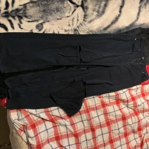 Jeans från hm - Säljer dessa snygga jeans från hm  Ena hålet på byxan är sönder/större än de andra hålet  