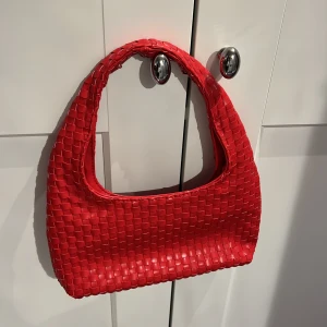 liten handväska - Söt röd minihandväska från na-kd. 