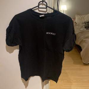 T-shirt med tryck ”HOOKE?” från Gina