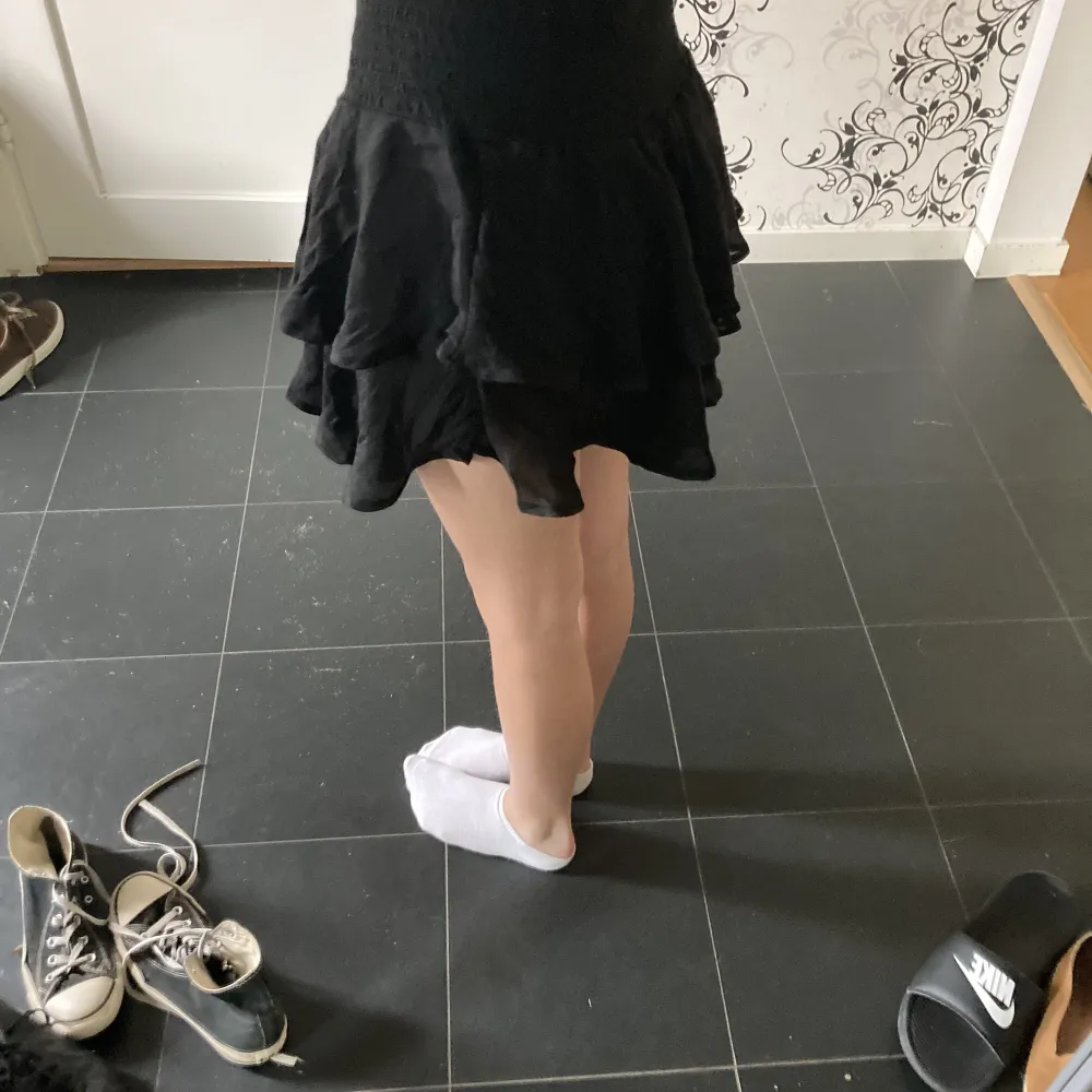 svart basic volang kjol som aldrig kommit till användning då den är för stor🩷. Klänningar.
