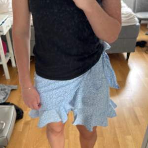 Söt kjol me blommor🩵köpare står för fraktpris