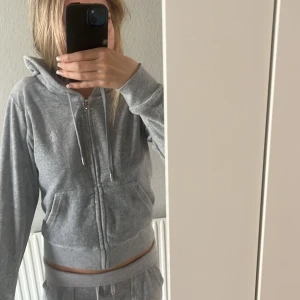 Juicy tröja  - Säljer Nu min fina juicy tröja, aldrig använd men behöver få såld därav priset 