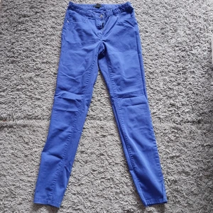 Byxor i bra skick - Blåa byxor i bra skick köpta på HM  Sparsamt använda. Storlek 34  Betalning sker via swish och köparen står för frakten.