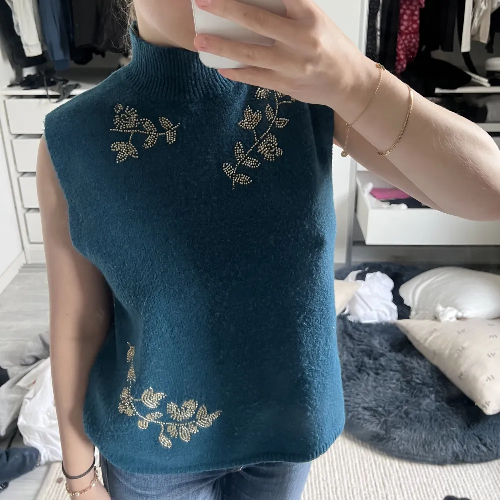 Stickat linne från Zara i storlek L, passar även mindre (jag på bilden är en S)😊. Stickat.