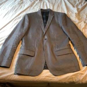 Linne kavaj - En snygg linne kavaj från Filippa K i strl 50 eller M. Bra skick och pris kan diskuteras