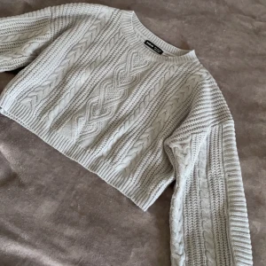 Tröja - En kortare virkad tröja som är väldigt fin. Andvänd 1 gång då jag tycker den är för kort på mig. 