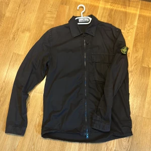 Stone Island overshirt  - En overshirt/tunnjacka från Stone island Skriv om du frågar något Storlek M