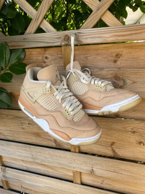 Jordan 4 shimmer - Jordan 4 shimmer  - använt skick, 7/10 ( flaw finns på ena tunga ) - EU 39  - ingen låda finns. 