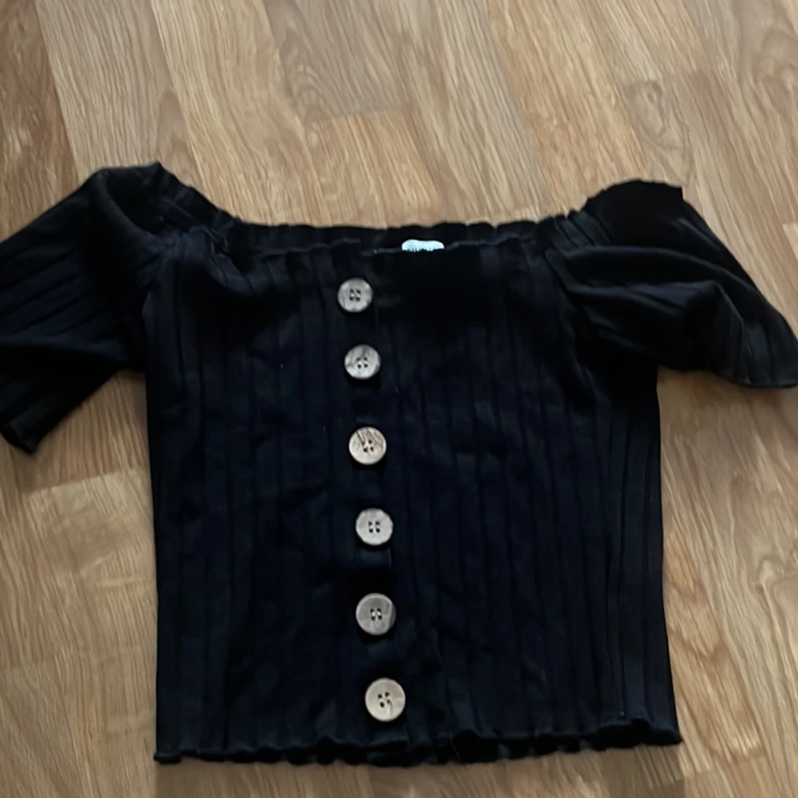 Svart topp med knappar