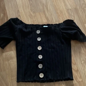 Svart topp med knappar - • Svart topp med knappar • Stl M men passar mig som har S • Använd 3 ggr