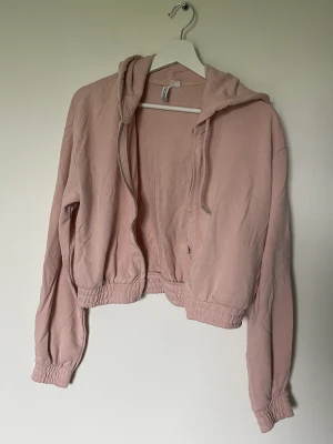 Rosa zip up hoodie  - Från HM, ljus rosa. Sparsamt använda, bra skick