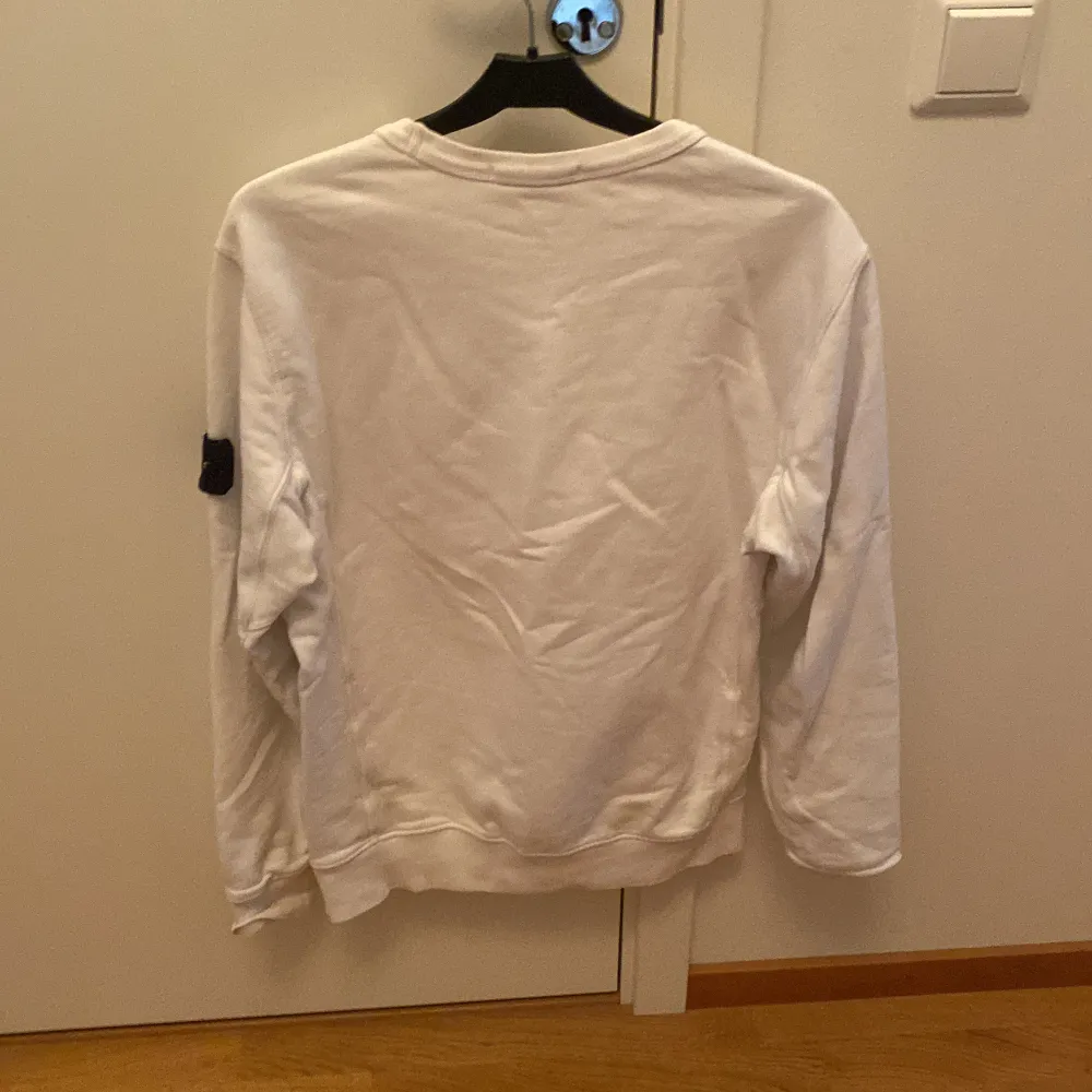 Tja, säljer nu min äkta stone Island tröja p.g.a att den är för liten använd 3 gånger och är i skick 7/10. :Nypris 2899. Den är köpt på Nk i Göteborg. Jag säljer den billigt för de har ett litet hål på bröstet. Men Jag har sytt de.. Tröjor & Koftor.