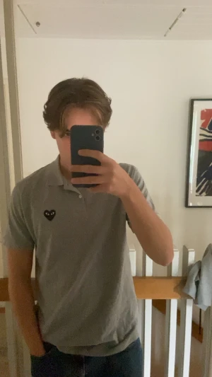 CDG Play Pike / T-shirt ( Comme Des Garcons ) - Storlek Large.  Väldigt sparsamt använd, 9/10 i cond. Inga fläckar eller flaws.   Skicka pm för mer info, (skickas via PostNord 69kr)📦