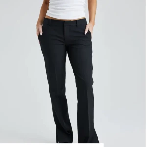 Lågmidjade kostymbyxor bikbok  - Ett par lågmidjade kostymbyxor från bikbok i nyskick säljer då dem inte passar mig riktigt! St 36 men passar 34