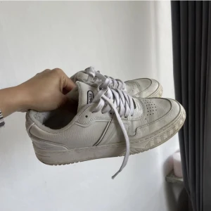 Lacoste sneakers  - Följ profilen och få 5% i rabatt   Produktens skick: god skick   Storlek: 39  För mer info, kontakta mig 😀