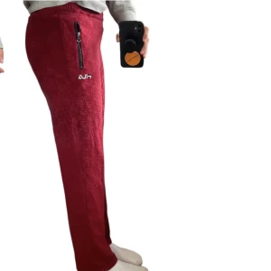 Fila mjukisar med raka ben - Följ profilen och få 5% i rabatt   Produktens skick:mycket god   Storlek: S  Passform: raka ben   För mer info, kontakta mig 😀