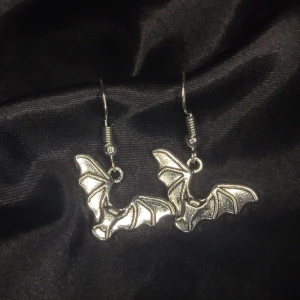 Fladdermöss Örhängen! 🦇 - ENDAST ETT EXEMPLAR!  Egengjorda örhängen med fladdermusberlock. Perfekta nu till Halloween! Rostfritt! Troligtvis nickelfria men är du allergiker bör du vara försiktig. 