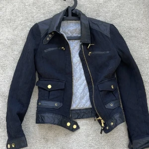 Jacka  - Jacka från stradivarius i storlek S