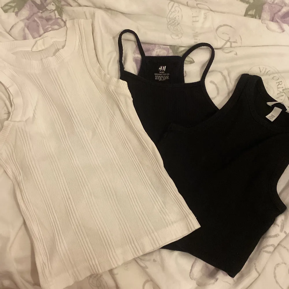 De två svarta linnena är från H&M i strl xs💕 De vita linnet är från Gina tricot, även de i strl xs💋 Säljer dessa endast i pack. Kolla in mina andra annonser om du skulle vilja köpa något mer! Skriv för frågor o funderingar💕💕😇. Toppar.