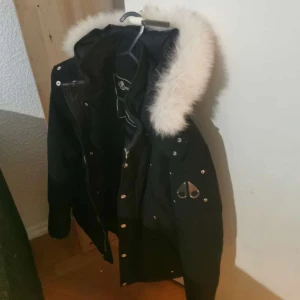 Moose Knuckles  - En svart Moose Knuckles vinterjacka för kvinna. Det är den korta modellen. Den är hel, använt den 3 vintrar. Den har tyvärr blivit för liten och därför säljer jag den. 