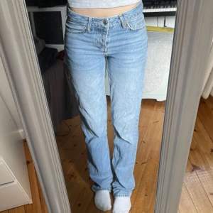 Säljer dessa superfina lågmidjade jeans från lager 157 i modellen icon. Bara andvänts en skoldag inget mer så är princip I nyttskick! Hör gärna av dig om du undrar något😊🤍