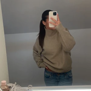 Stickad tröja - Säljer en fin skön stickad tröja till hösten. Bara använd 1 gång jätte fin. Säljer för 170 kr