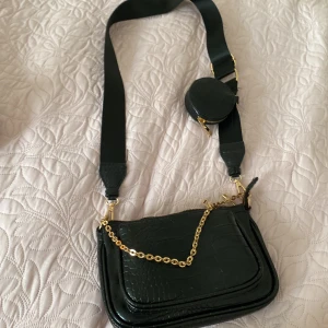 Newyorker väska - Säljer då jag ej använder. Stora dragkedjan krånglar och går ej riktigt att stänga. Därfav priset