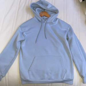 En vanlig ljus blå hoodie på storleken (S) skit fin färg och i en bra skick, inget fel.