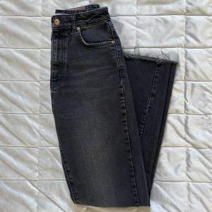 High waist straight jeans från NA-KD som är lite ”trådiga” längst ner på byxbenet!  Storlek 34 och säljer för 20kr +frakt 