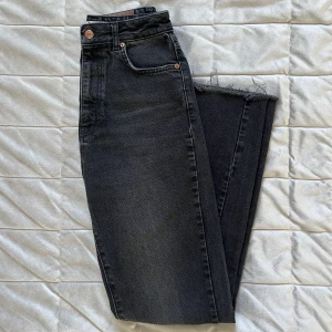 Jeans - High waist straight jeans från NA-KD som är lite ”trådiga” längst ner på byxbenet!  Storlek 34 och säljer för 20kr +frakt 