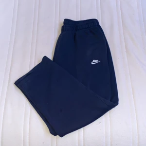 Mjukis  - Ett par Nike mjukis storlek (XL), utsläppta mjukisar som är hållbara och i bra skick inget fel på den och håller sig ett långt tag till. Använd i bara några månader men va för stor för mig 