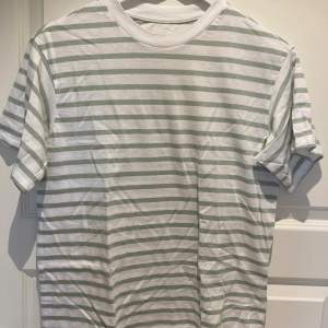 En vanlig T-shirt från lager 157 använd endast en gång bra skick inga defekter, säljer även en svart💞